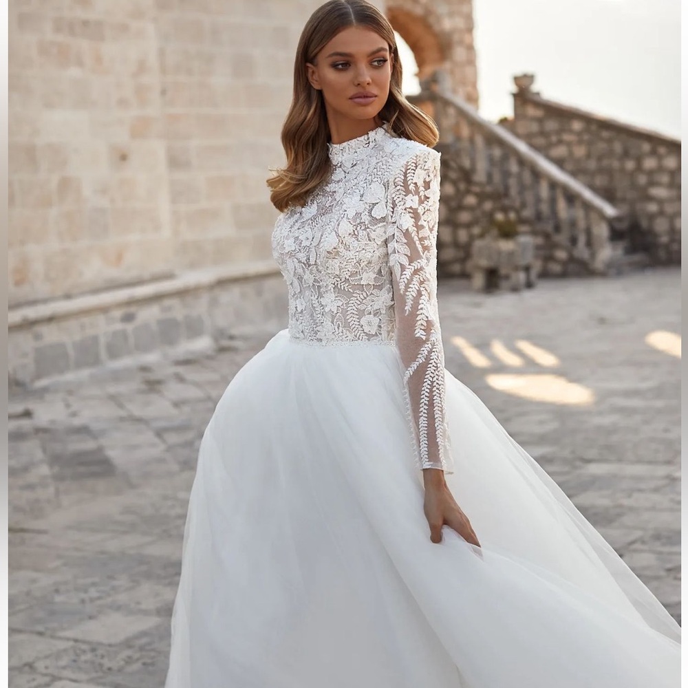 New Milla Nova Wedding Dress (Size 2) New Without Tags in garment bag